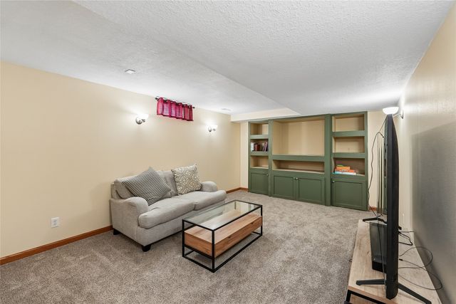 9921 Catalina Drive, Johnston, IA 50131