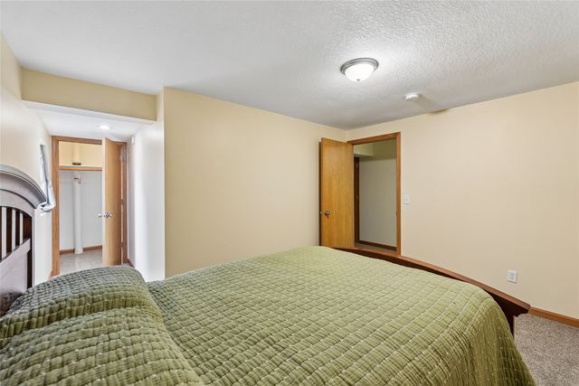 9921 Catalina Drive, Johnston, IA 50131