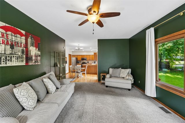 9921 Catalina Drive, Johnston, IA 50131