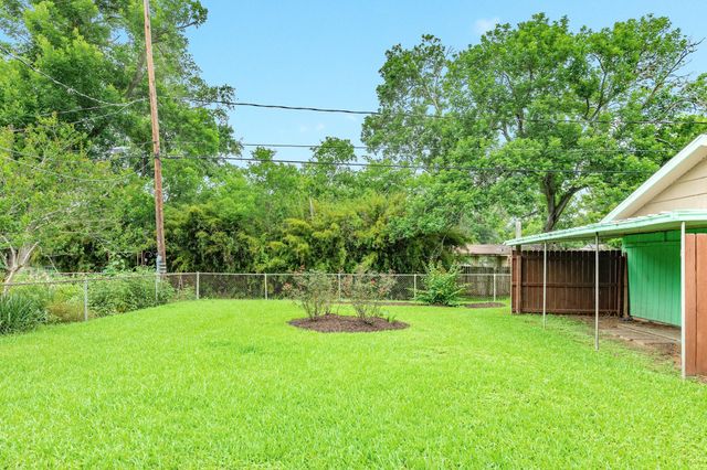 311 Carnation Street, Lake Jackson, TX 77566