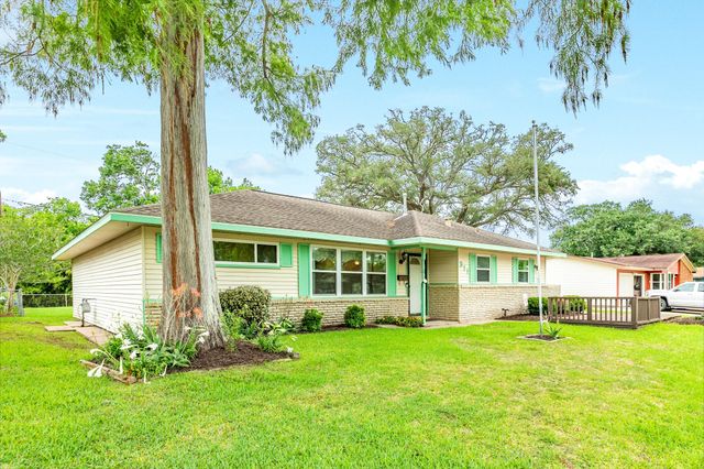 311 Carnation Street, Lake Jackson, TX 77566