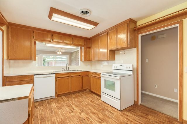 311 Carnation Street, Lake Jackson, TX 77566