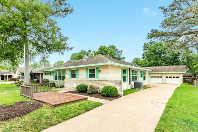 311 Carnation Street, Lake Jackson, TX 77566