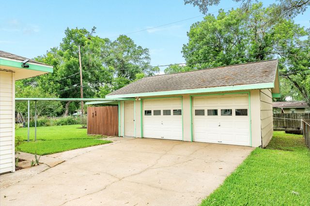 311 Carnation Street, Lake Jackson, TX 77566