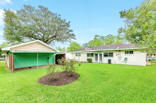 311 Carnation Street, Lake Jackson, TX 77566