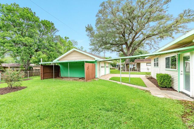 311 Carnation Street, Lake Jackson, TX 77566