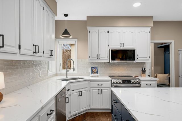 8595 Drake Court, Chanhassen, MN 55317