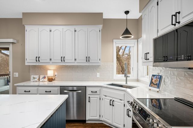 8595 Drake Court, Chanhassen, MN 55317