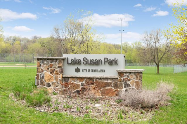 8595 Drake Court, Chanhassen, MN 55317