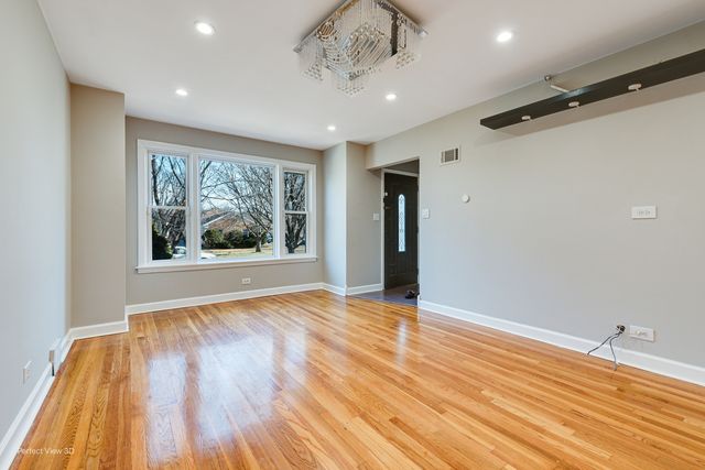 6104 N KIMBALL Avenue, Chicago, IL 60659
