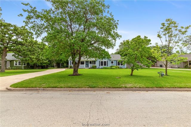 717 Inwood Drive, Bryan, TX 77802