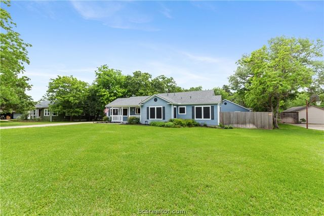 717 Inwood Drive, Bryan, TX 77802