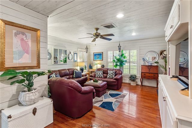 717 Inwood Drive, Bryan, TX 77802