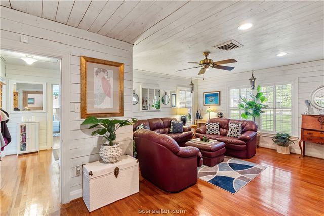 717 Inwood Drive, Bryan, TX 77802