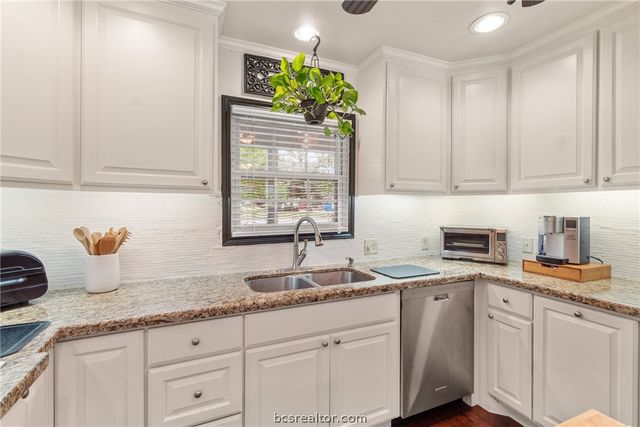 717 Inwood Drive, Bryan, TX 77802