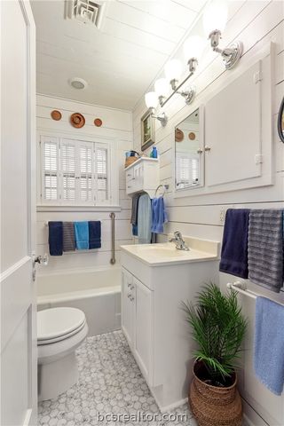 717 Inwood Drive, Bryan, TX 77802