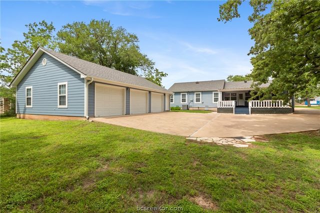 717 Inwood Drive, Bryan, TX 77802