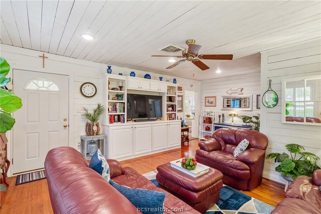 717 Inwood Drive, Bryan, TX 77802