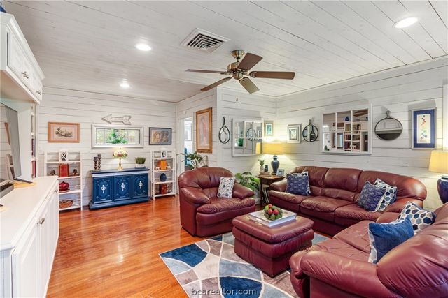 717 Inwood Drive, Bryan, TX 77802