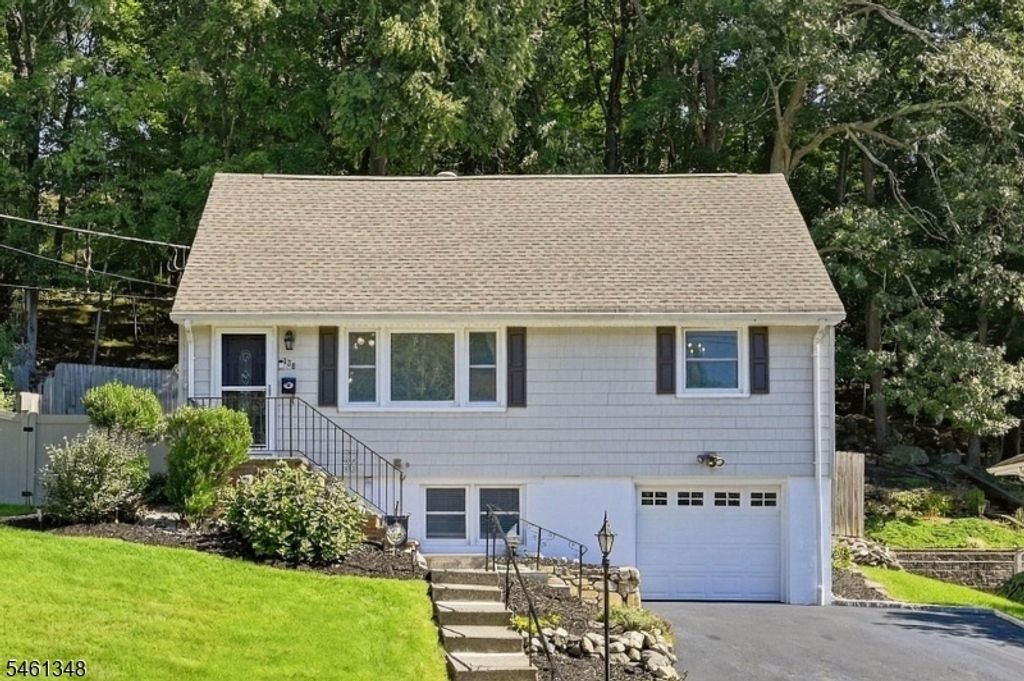 138 Rafkind Rd, Bloomingdale Boro, NJ 07403 — exterior