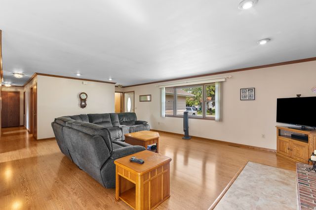 606 E Edgelawn Drive, Plano, IL 60545