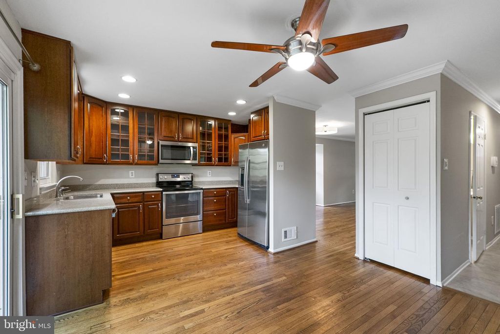 Image 10 of property listing at 8868 STONEBROOK LN, Columbia, MD 21046