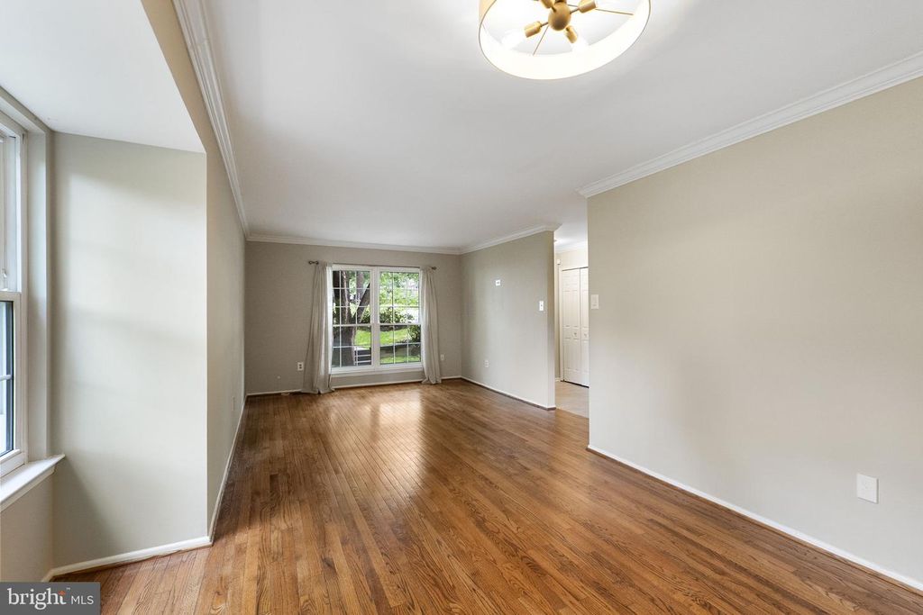 Image 8 of property listing at 8868 STONEBROOK LN, Columbia, MD 21046