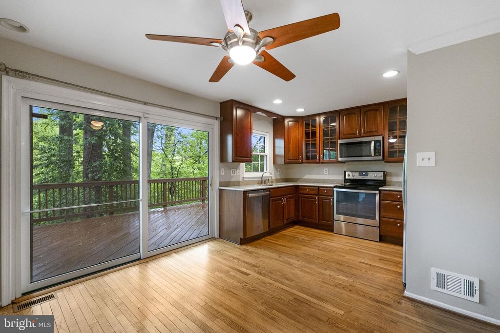 Image 9 of property listing at 8868 STONEBROOK LN, Columbia, MD 21046