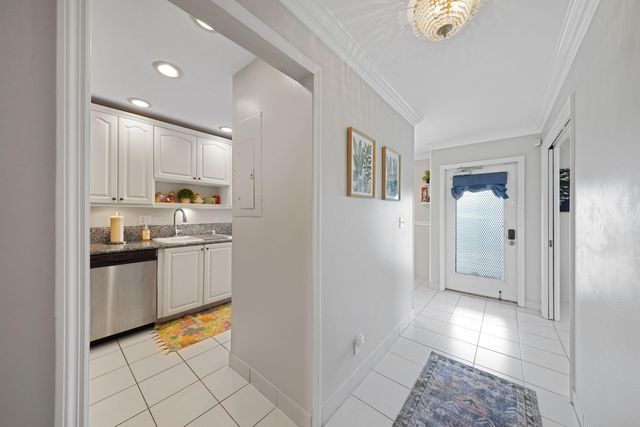 2835 SW 13th Street 201, Delray Beach, FL 33445