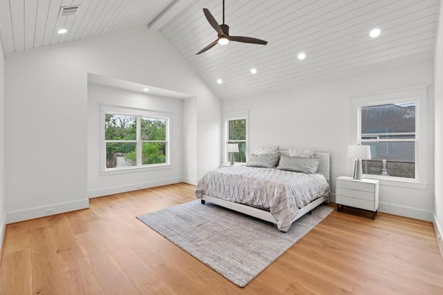 1524 Nicholson St, Houston, TX 77008