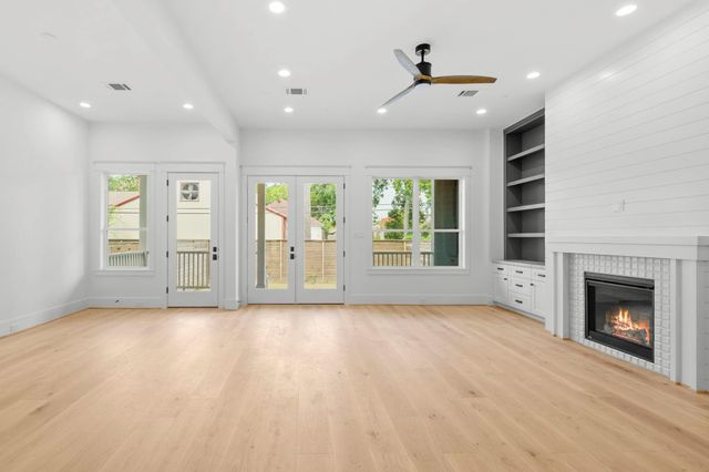 1524 Nicholson St, Houston, TX 77008