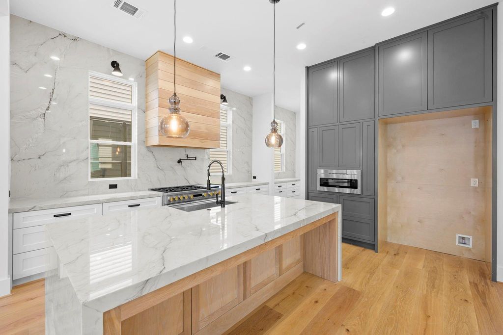 1524 Nicholson St, Houston, TX 77008