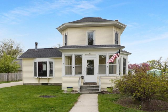 428 Lyman STREET, Oconomowoc, WI 53066