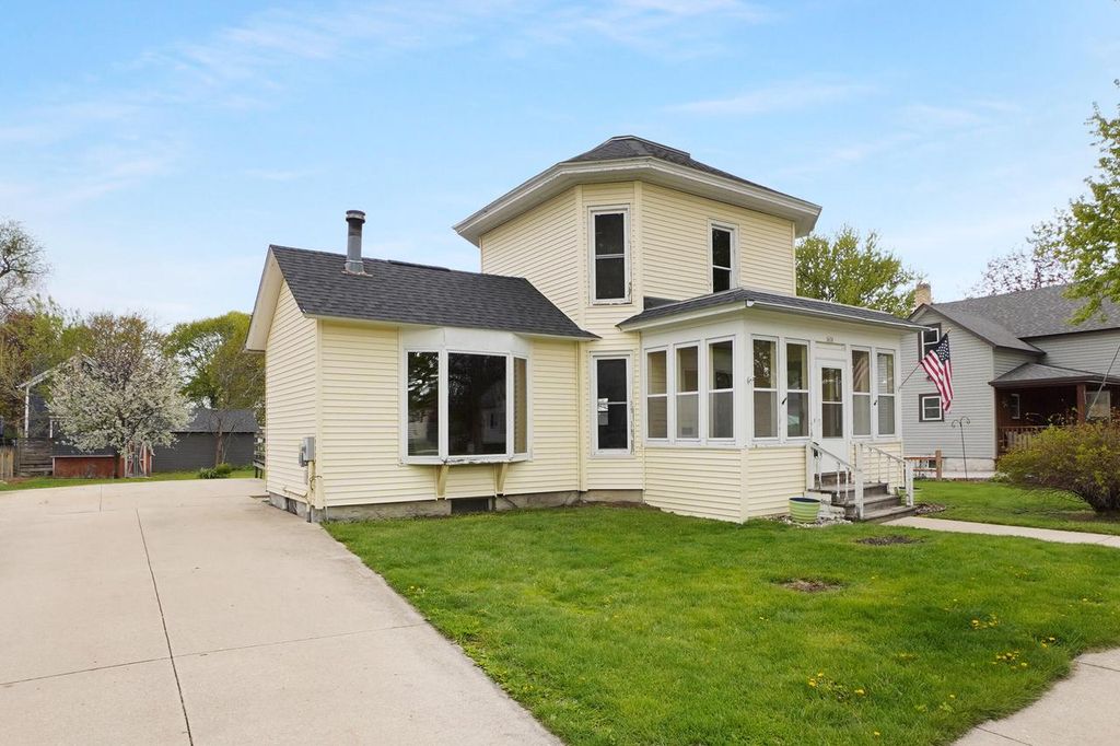 428 Lyman STREET, Oconomowoc, WI 53066