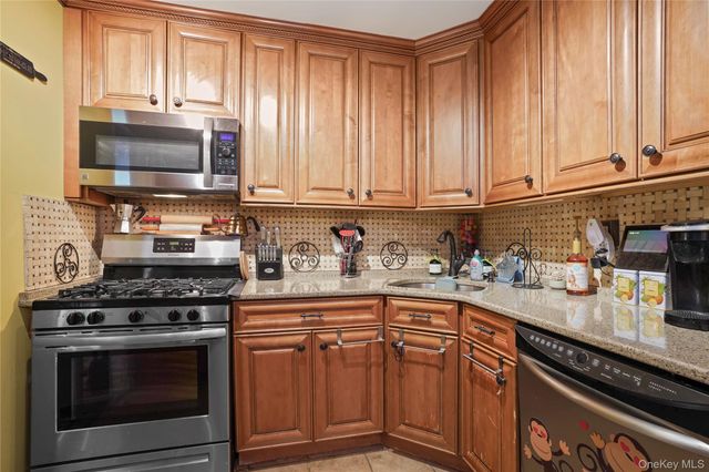 5 Sadore Ln 5R, Yonkers, NY 10710