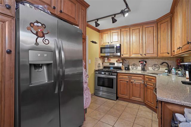 5 Sadore Ln 5R, Yonkers, NY 10710