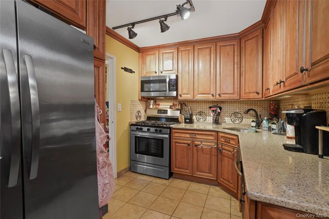 5 Sadore Ln 5R, Yonkers, NY 10710
