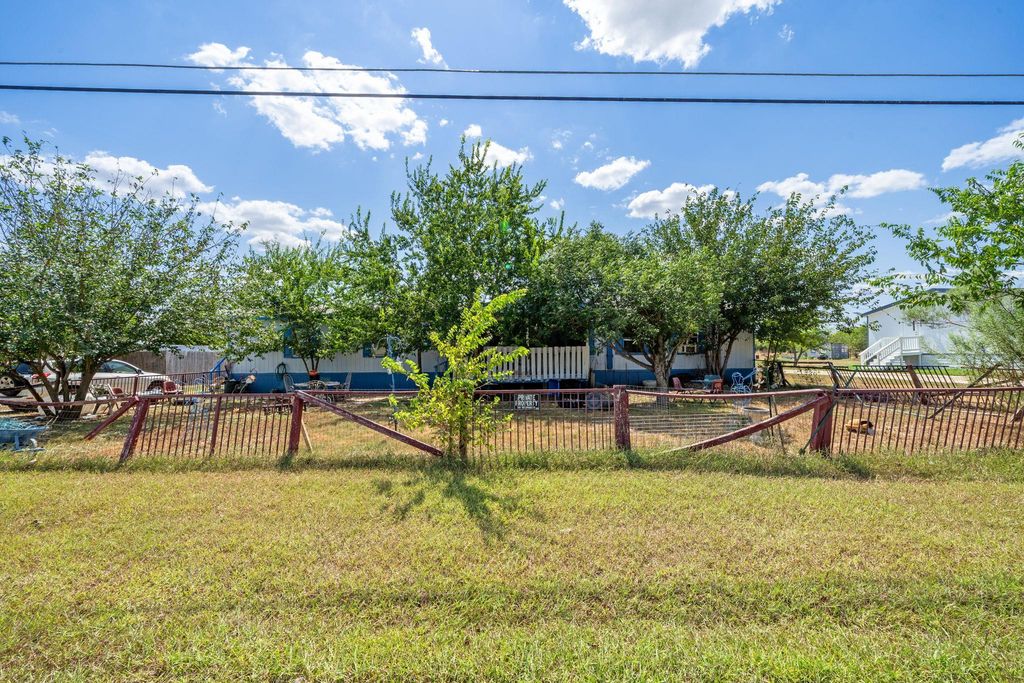 104 Dustins DR, Kyle, TX 78640