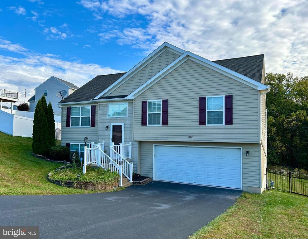 110 LYNNE DR, Mount Wolf, PA 17347