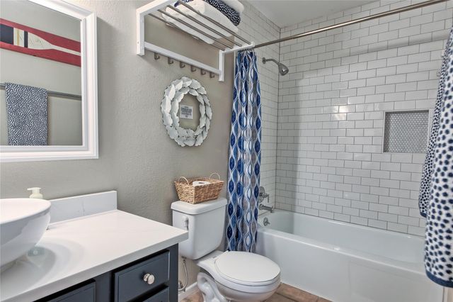 157 Comanche PT, Point Venture, TX 78645