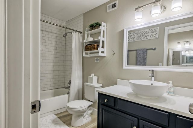 157 Comanche PT, Point Venture, TX 78645