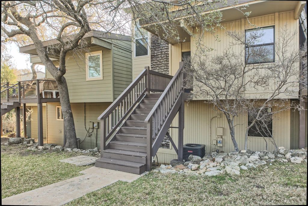 157 Comanche PT, Point Venture, TX 78645