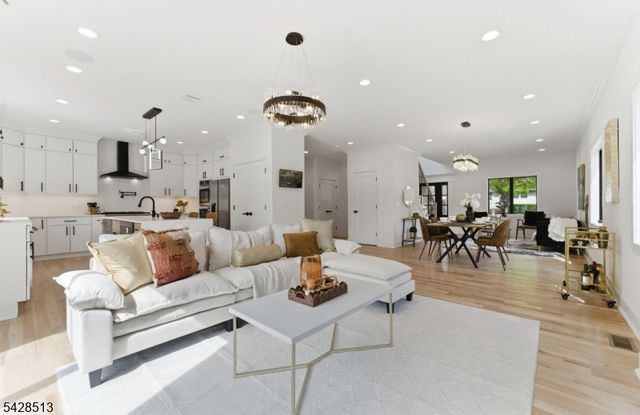 95 Huron Ave, Clifton City, NJ 07013