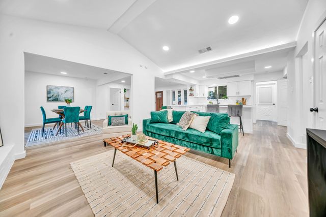 817 Savannah Way, Bedford, TX 76022