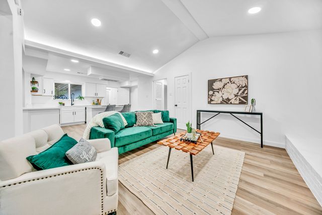 817 Savannah Way, Bedford, TX 76022