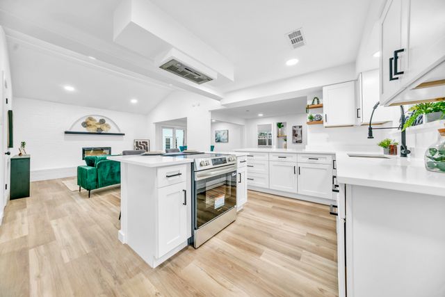 817 Savannah Way, Bedford, TX 76022