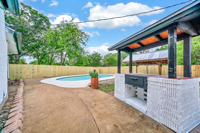 817 Savannah Way, Bedford, TX 76022