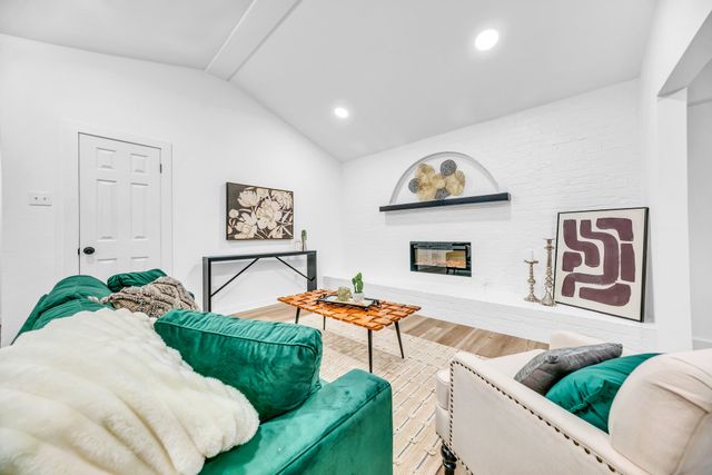 817 Savannah Way, Bedford, TX 76022