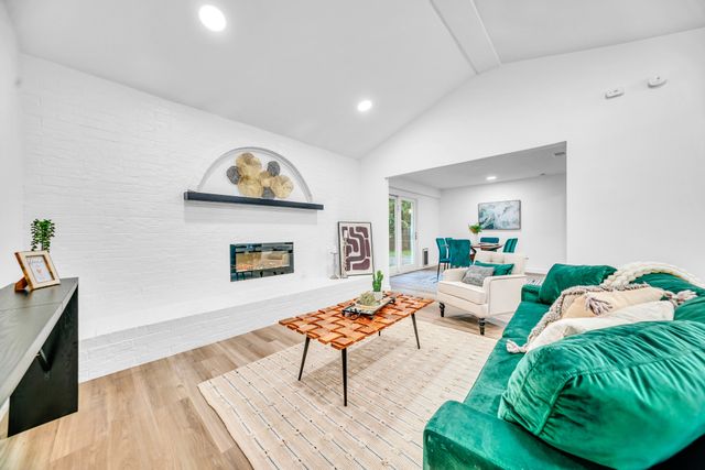 817 Savannah Way, Bedford, TX 76022