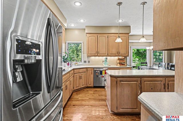 1022 Sherwood Lane, Papillion, NE 68046